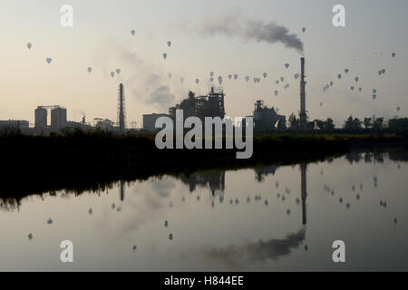 Championship Event der FAI Heißluftballon WM, viele Luftballons in den Himmel. Stockfoto