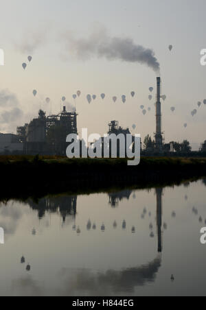 Championship Event der FAI Heißluftballon WM, viele Luftballons in den Himmel. Stockfoto