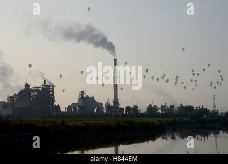 Championship Event der FAI Heißluftballon WM, viele Luftballons in den Himmel. Stockfoto