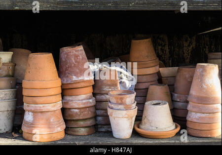 Alte rustikale Vintage Stapel von Terrakotta-Blumentöpfe Stockfoto