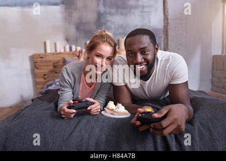 Internationales Ehepaar zusammen auf Konsole spielen Stockfoto