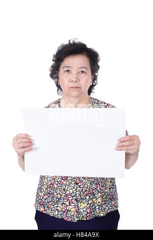 Asiatische senior weiblichen stehen mit leeren horizontale leeres Papier in Händen isoliert auf weißem Hintergrund. Stockfoto