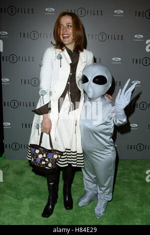 GILLIAN ANDERSON & ALIEN X-FILES FINALE WARP PARTY HOUSE OF BLUES HOLLYWOOD LOS ANGELES USA 27. April 2002 Stockfoto