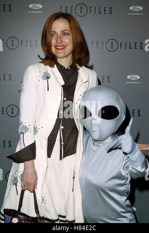 GILLIAN ANDERSON & ALIEN X-FILES FINALE WARP PARTY HOUSE OF BLUES HOLLYWOOD LOS ANGELES USA 27. April 2002 Stockfoto