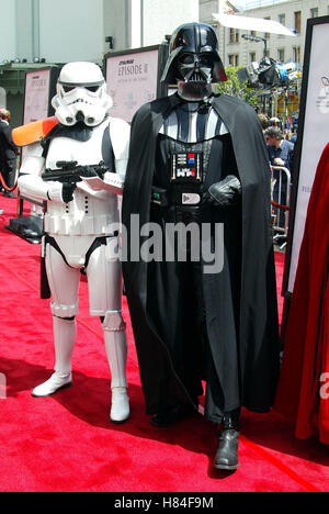 DARTH VADER & STORMTROOPER STAR WARS-Angriff der Klonkrieger GRUMANN CHINESE THEATRE HOLLYWOOD LOS ANGELES USA 12. Mai 2002 Stockfoto