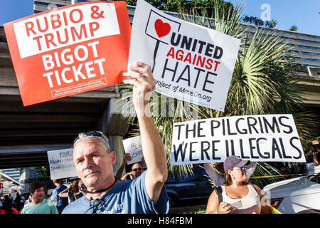 Miami Florida, Demonstranten, Schilder, Protestaktionen, Präsidentschaftskampagne 2016, Rubio Trump, MoveOn.org,immigration,man Männer, Frauen, Holding, FL1609250 Stockfoto