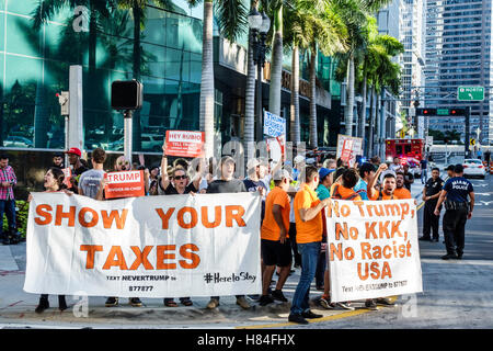 Miami Florida, Demonstranten, Schilder, Proteste, Präsidentschaftswahlen 2016, Rubio Trump, MoveOn.org,immigration,NeverTrump,Hispanic Männer, Männer, Frauen, Frauen, Wom Stockfoto