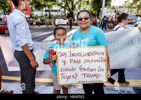 Miami Florida, Demonstranten, Schilder, Spanisch Englisch, Protest, Präsidentschaftskampagne 2016, Trump, Einwanderung, undokumentiert, Steuern, hispanische Frau weibliche Frauen, mot Stockfoto