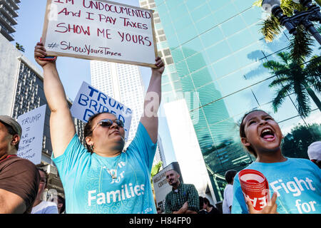 Miami Florida, Demonstranten, Schilder, Spanisch Englisch, Protest, Präsidentschaftskampagne 2016, Trump, Einwanderung, undokumentiert, Steuern, Hispanic Latino ethnische im Stockfoto