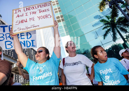 Miami Florida, Demonstranten, Schilder, Spanisch Englisch, Protest, Präsidentschaftskampagne 2016, Trump, Einwanderung, undokumentiert, Steuern, Hispanic Latino ethnische im Stockfoto