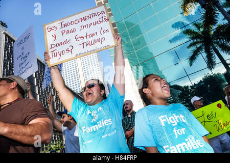 Miami Florida, Demonstranten, Schilder, Spanisch Englisch, Protest, Präsidentschaftskampagne 2016, Trump, Einwanderung, undokumentiert, Steuern, Hispanic Latino ethnische im Stockfoto