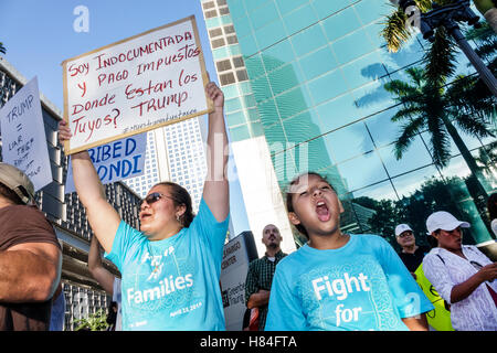 Miami Florida, Demonstranten, Schilder, Spanisch Englisch, Protest, Präsidentschaftskampagne 2016, Trump, Einwanderung, undokumentiert, Steuern, hispanische Frau weibliche Frauen, mot Stockfoto