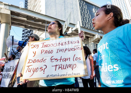 Miami Florida, Demonstranten, Schilder, Spanisch Englisch, Protest, Präsidentschaftskampagne 2016, Trump, Einwanderung, undokumentiert, Steuern, Hispanic Latino ethnische im Stockfoto