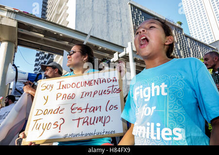 Miami Florida, Demonstranten, Schilder, Spanisch Englisch, Protest, Präsidentschaftskampagne 2016, Trump, Einwanderung, undokumentiert, Steuern, Hispanic Latino ethnische im Stockfoto