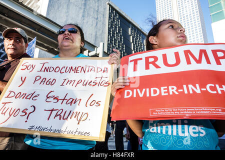 Miami Florida, Demonstranten, Schilder, Spanisch Englisch, Protest, Präsidentschaftskampagne 2016, Trump, Einwanderung, undokumentiert, Steuern, Hispanic Latino ethnische im Stockfoto