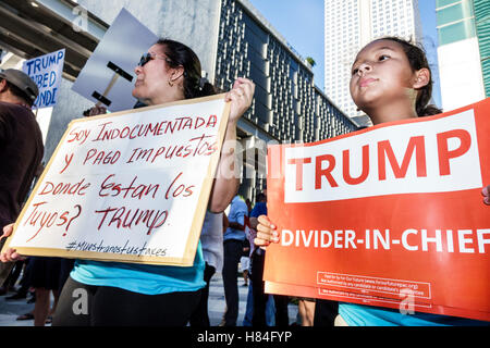 Miami Florida, Demonstranten, Schilder, Spanisch Englisch, Protest, Präsidentschaftskampagne 2016, Trump, Einwanderung, undokumentiert, Steuern, hispanische Frau weibliche Frauen, mot Stockfoto