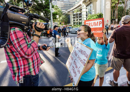 Miami Florida, Demonstranten, Schilder, Spanisch Englisch, Protest, Präsidentschaftskampagne 2016, Trump, Einwanderung, undokumentiert, Steuern, Hispanic Latino ethnische im Stockfoto