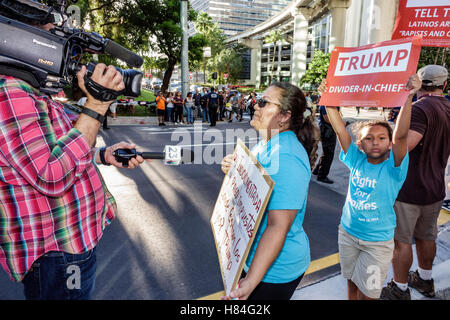 Miami Florida, Demonstranten, Schilder, Spanisch Englisch, Protest, Präsidentschaftskampagne 2016, Trump, Einwanderung, undokumentiert, Steuern, hispanische Frau weibliche Frauen, mot Stockfoto