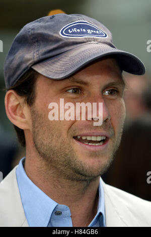 CHRISTIAN SLATER JOHN WOO HANDABDRÜCKE Zeremonie Manns CHINESE THEATRE HOLLYWOOD LOS AGELES USA 21. Mai 2002 Stockfoto