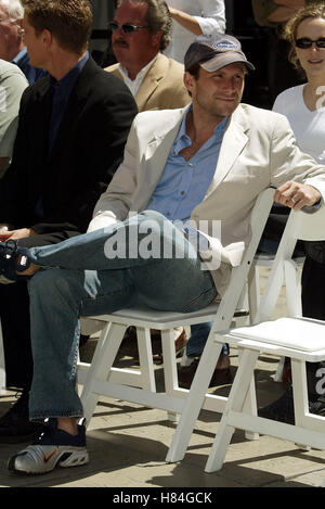 CHRISTIAN SLATER JOHN WOO HANDABDRÜCKE Zeremonie Manns CHINESE THEATRE HOLLYWOOD LOS AGELES USA 21. Mai 2002 Stockfoto