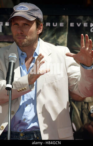 CHRISTIAN SLATER JOHN WOO HANDABDRÜCKE Zeremonie Manns CHINESE THEATRE HOLLYWOOD LOS AGELES USA 21. Mai 2002 Stockfoto