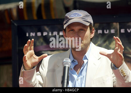 CHRISTIAN SLATER JOHN WOO HANDABDRÜCKE Zeremonie Manns CHINESE THEATRE HOLLYWOOD LOS AGELES USA 21. Mai 2002 Stockfoto