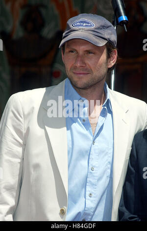 CHRISTIAN SLATER JOHN WOO HANDABDRÜCKE Zeremonie Manns CHINESE THEATRE HOLLYWOOD LOS AGELES USA 21. Mai 2002 Stockfoto