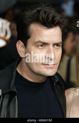 CHARLIE SHEEN UNDERCOVER BROTHER FILM PREM UNIVERSAL CITYWALK BURBANK LOS ANGELES USA 30. Mai 2002 Stockfoto