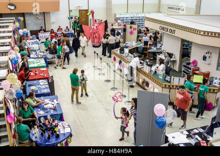 Miami Florida, Hialeah, JFK Library, Health and Literacy Fair, innen, Tische, Besucher reisen Reise touristischer Tourismus Wahrzeichen Cu Stockfoto