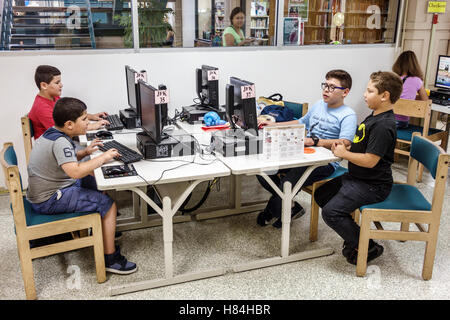 Miami Florida, Hialeah, JFK Library, Health & Literacy Fair, innen, hispanische Jungen, männliche Kinder, Kinder, Kinder, Jugendliche, Computer, Internet, Mo Stockfoto