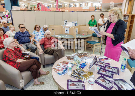 Miami Florida, Hialeah, JFK Library, Health and Literacy Fair, innen, Publikum, Zuhören, lokaler Dichter Autor, Sprechen, lateinamerikanische lateinamerikanische Latino-Ethnie Stockfoto