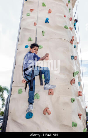 Miami Florida, Hialeah, JFK Library, Health & Literacy Fair, hispanische Jungen, männliche Kinder, Kinder, Kinder, Jugendliche, Klettern, Wand, Geschirr, FL160925079 Stockfoto