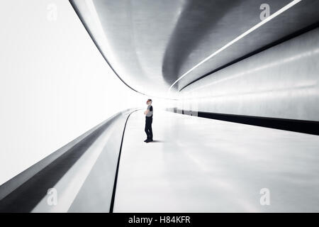 Mann in einem futuristischen tunnel Stockfoto