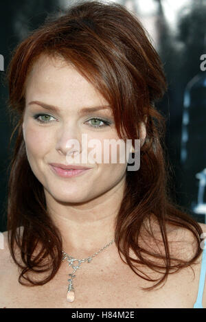 DINA MEYER MEN IN BLACK II PREMIERE LOS ANGELES MANN VILLAGE Theater WESTWOOD LOS ANGELES USA 26. Juni 2002 Stockfoto