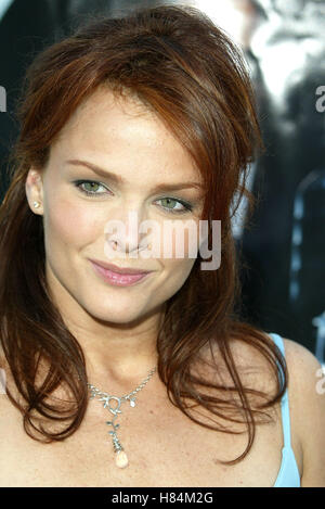 DINA MEYER MEN IN BLACK II PREMIERE LOS ANGELES MANN VILLAGE Theater WESTWOOD LOS ANGELES USA 26. Juni 2002 Stockfoto