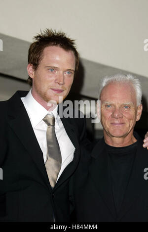 PAUL BETTANY MALCOLM MCDOWELL GANGSTER No. 1 FILM PREMIERE HOLLYWOOD LOS ANGELES USA 8. Juli 2002 Stockfoto