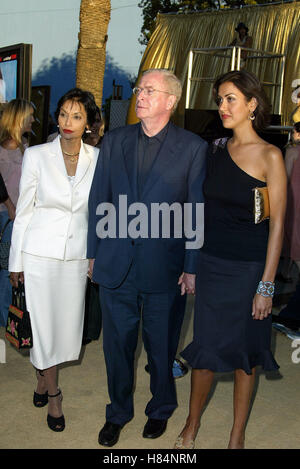 MICHAEL CAINE & Frau SHAKIRA AUSTIN POWERS IN GOLDSTÄNDER PREMIERE UNIVERSAL Amphitheater UNIVERSAL CITY LA USA 22. Juli 2002 Stockfoto