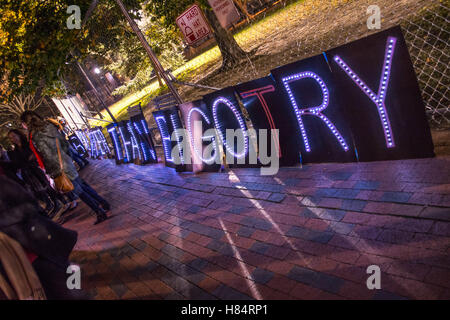 Washington DC, USA. 8. November 2016. Ein Zeichen '' Wir sind besser als Bigotterie '' vor dem weißen Haus die Nacht der Wahl Gutschrift: Dimitrios Manis/ZUMA Draht/Alamy Live News Stockfoto