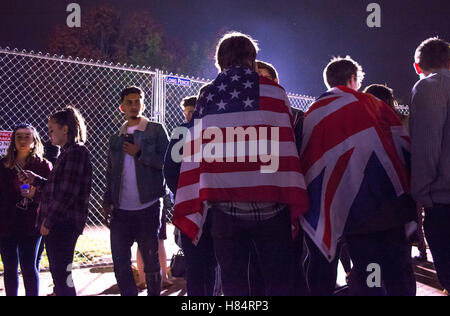 Washington DC, USA. 8. November 2016. Menschen versammelten sich vor dem weißen Haus, der nächste Präsident des Kredits uns feiern: Dimitrios Manis/ZUMA Draht/Alamy Live News Stockfoto