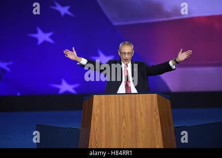 New York, USA. 9. November 2016. US-Kandidat der Demokraten Hillary Clinton Kampagne Vorsitzender John Podesta spricht während einer Kundgebung in Clintons Wahlkampf-Hauptquartier in New York, Vereinigte Staaten, am 9. November 2016. US-demokratischen Kandidaten Hillary Clinton Kampagne Vorsitzender John Podesta sagte frühen Mittwoch, dass mehrere Staaten zu nahe zu nennen. Bildnachweis: Yin Bogu/Xinhua/Alamy Live-Nachrichten Stockfoto