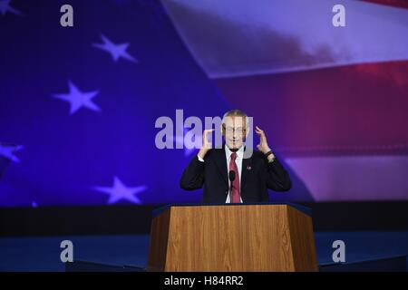 New York, USA. 9. November 2016. US-Kandidat der Demokraten Hillary Clinton Kampagne Vorsitzender John Podesta spricht während einer Kundgebung in Clintons Wahlkampf-Hauptquartier in New York, Vereinigte Staaten, am 9. November 2016. US-demokratischen Kandidaten Hillary Clinton Kampagne Vorsitzender John Podesta sagte frühen Mittwoch, dass mehrere Staaten zu nahe zu nennen. Bildnachweis: Yin Bogu/Xinhua/Alamy Live-Nachrichten Stockfoto