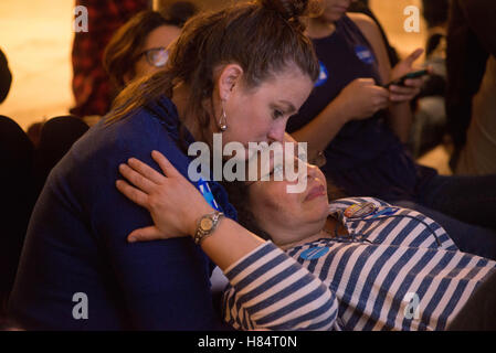 Austin, Texas, USA. 9. November 2016. Hillary Clinton Anhänger trösten einander, wie Ergebnisse, während einer Wahl Nachtwache Party, Austin Texas Credit Rollen: Sandy Carson/ZUMA Draht/Alamy Live News Stockfoto