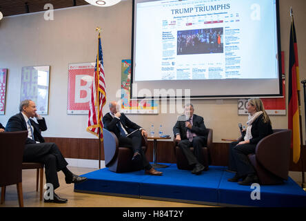 Berlin, Deutschland. 9. November 2016. John B. Emerson, Botschafter in den Vereinigten Staaten von Amerika in Deutschland (L), Uhren eine Diskussion mit William D. Chandler (2.f.R), Professor für Politikwissenschaft an der University of California (San Diego), Sokol (2.v.l), Präsident der American Council on Deutschland und Moderatorin Juliane Schaeuble, Journalist bei der Berliner Tagesspiegel, während ein Frühstück anlässlich der Präsidentschaftswahlen in den USA bei der US-Botschaft in Berlin , Deutschland, 9. November 2016. Foto: BERND VON JUTRCZENKA/Dpa/Alamy Live-Nachrichten Stockfoto