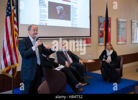 Berlin, Deutschland. 9. November 2016. John B. Emerson, Botschafter in den Vereinigten Staaten von Amerika in Deutschland (L), beteiligt sich an einer Diskussion mit William D. Chandler (2.f.R), Professor für Politikwissenschaft an der University of California (San Diego), Sokol (2.v.l), Präsident der American Council on Deutschland und Moderatorin Juliane Schaeuble, Journalist bei der Berliner Tagesspiegel, während eines Frühstücks anlässlich der Präsidentschaftswahlen in den USA bei der US-Botschaft in Berlin , Deutschland, 9. November 2016. Foto: BERND VON JUTRCZENKA/Dpa/Alamy Live-Nachrichten Stockfoto