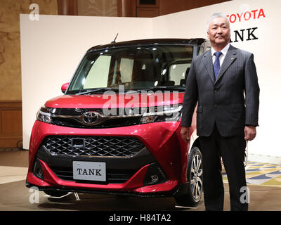 Tokio, Japan. 9. November 2016. Japanische Auto Riesen Toyota Motor Executive Yasuhiko Sato stellt den neuen Kleinwagen "Tank" in Tokio am Mittwoch, 9. November 2016. Der Tank, der 1,0-Wurf Normal oder Turbo-aufgeladenen Motor hat, erhalten Sie von Toyota Tochter Daihatsu. Kredite: Yoshio Tsunoda/AFLO/Alamy Live-Nachrichten Stockfoto