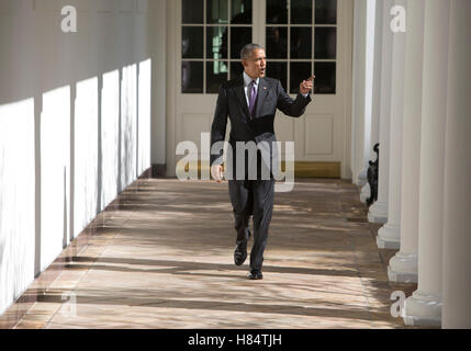 Washington DC, USA. 8. November 2016. US-Präsident Barack Obama geht von der Kolonnade in The White House-Washington, DC, Oval Office, 8. November, 2016.U.S. Präsident Barack Obama geht die Kolonnade in The White House-Washington, DC, Oval Office, 8. November 2016. Bildnachweis: Dpa picture Alliance/Alamy Live News Stockfoto