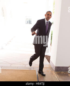 Washington DC, USA. 8. November 2016. US-Präsident Barack Obama geht von der Kolonnade in The White House-Washington, DC, Oval Office, 8. November, 2016.U.S. Präsident Barack Obama geht die Kolonnade in The White House-Washington, DC, Oval Office, 8. November 2016. Bildnachweis: Dpa picture Alliance/Alamy Live News Stockfoto