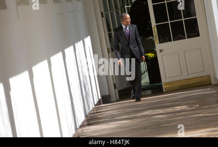 Washington DC, USA. 8. November 2016. US-Präsident Barack Obama geht von der Kolonnade in The White House-Washington, DC, Oval Office, 8. November, 2016.U.S. Präsident Barack Obama geht die Kolonnade in The White House-Washington, DC, Oval Office, 8. November 2016. Bildnachweis: Dpa picture Alliance/Alamy Live News Stockfoto