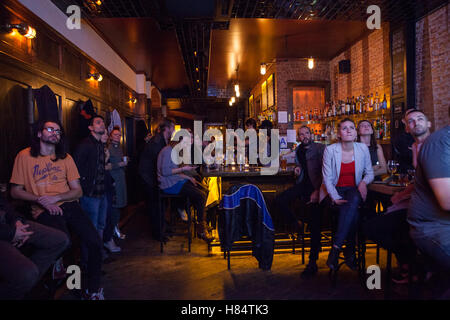 New York, USA. 9. November 2016. Berichterstattung über die laufende Präsidentschaftswahl in einer Bar im Stadtteil Brooklyn in New York, USA, 9. November 2016 die Gäste beobachten. Foto: Dpa/Alamy Alessandro Vecchi Live-Nachrichten Stockfoto