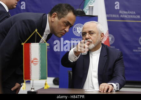 Bukarest, Rumänien. 9. November 2016. Iranische Außenminister Mohammad Javad Zarif spricht bei der gemeinsamen Pressekonferenz mit Außenminister von Rumänien, Lazar Comanescu. Bildnachweis: Gabriel Petrescu/Alamy Live-Nachrichten Stockfoto